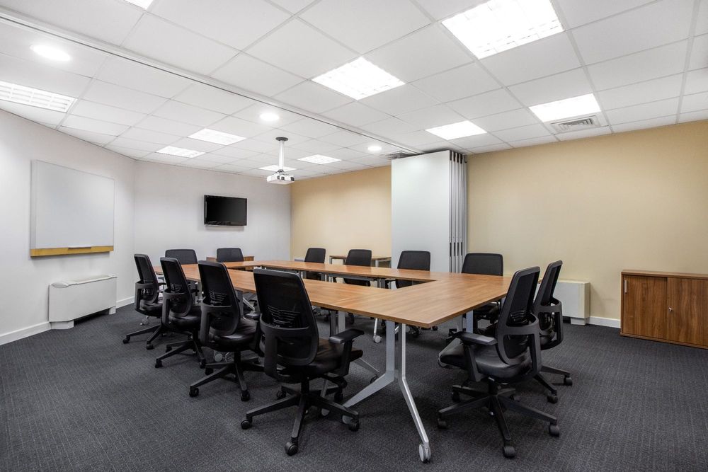 Самостоятелно офис пространство за 1-2 души в Regus City West