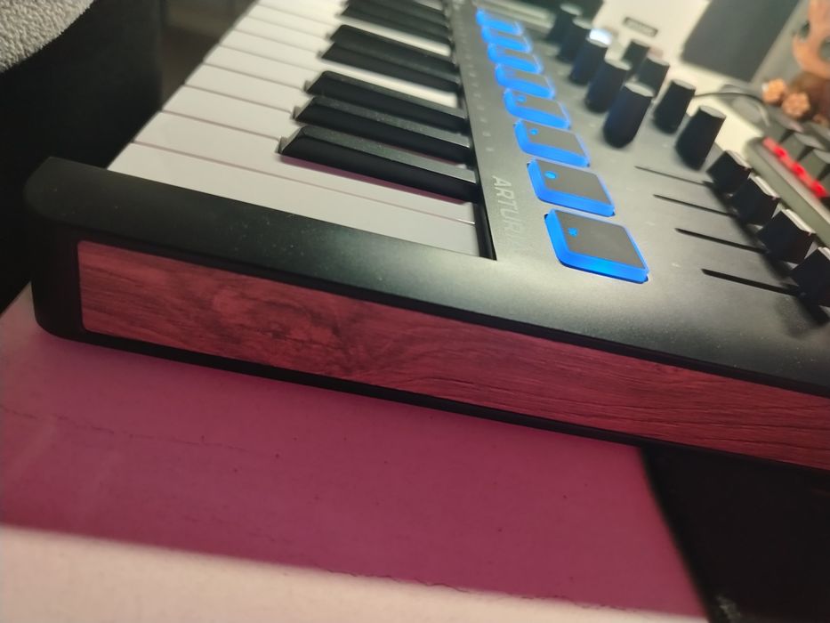 Продам миди клавиатура arturia mini lab 3