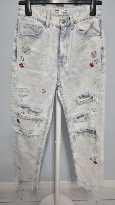 Blugi Mom Fit, Bershka, cu rupturi si broderii florale, 38