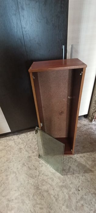 Полки навесные, стандартные со стекляными  дверцами