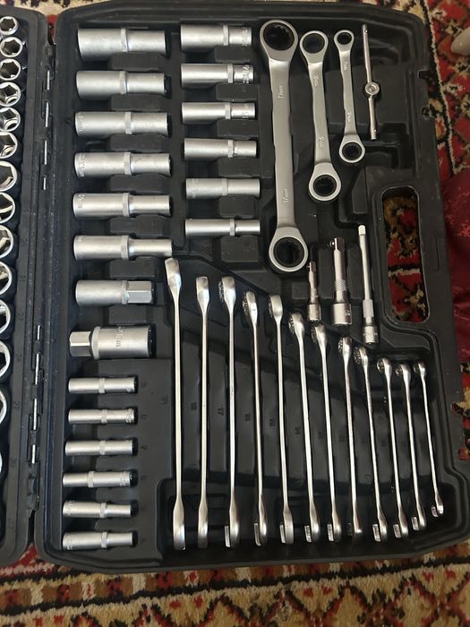 Продается набор инструментов ключей