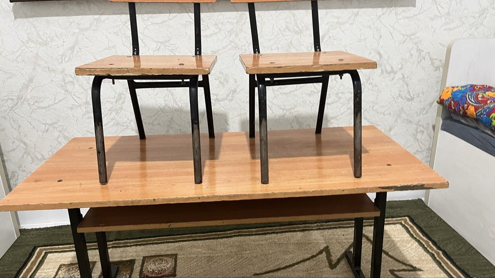 Парта и две стулы