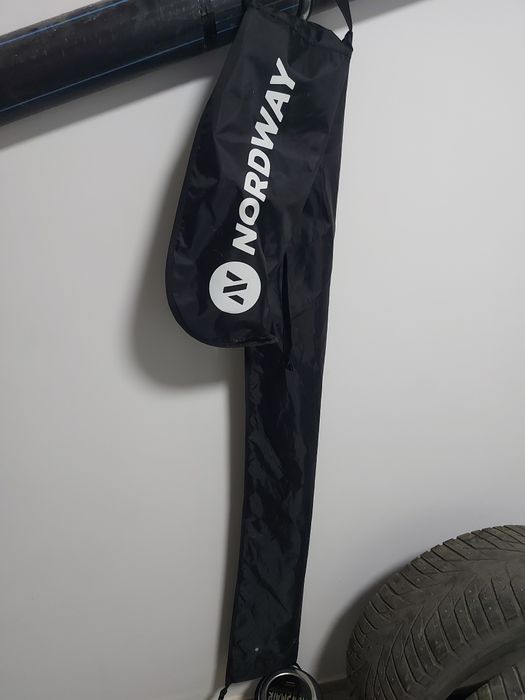 Лыжи с палками и обувью