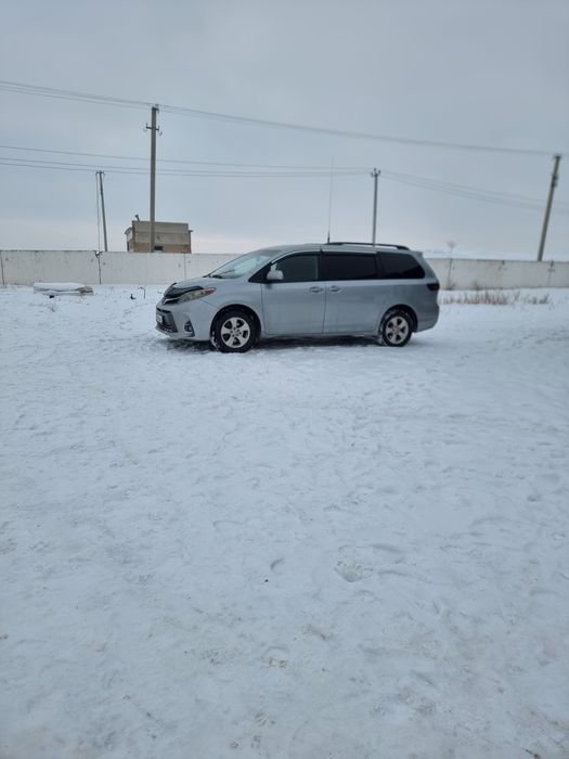 Тойота сиенна 2015