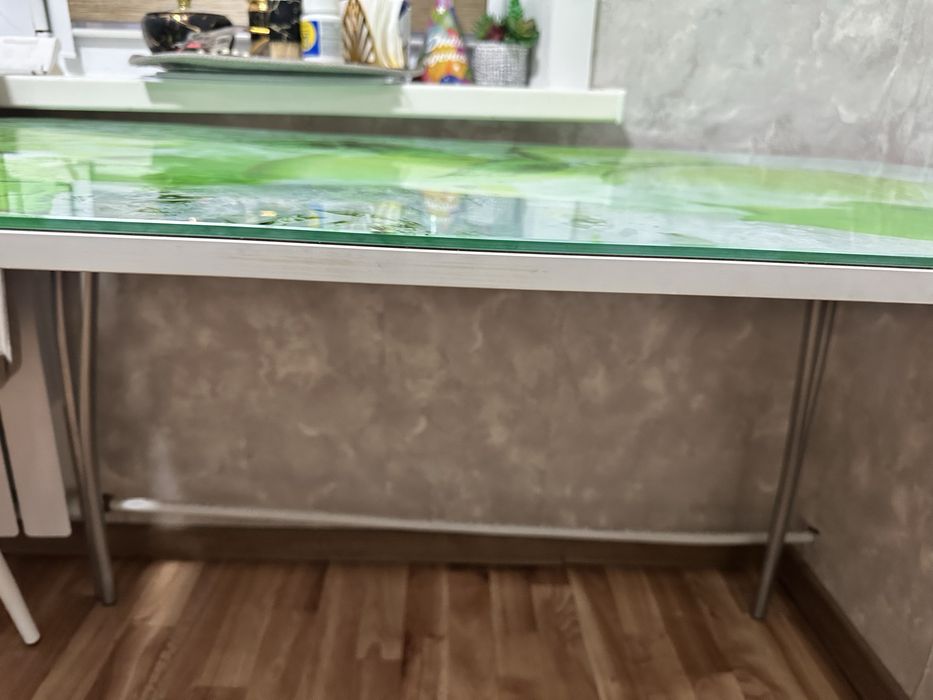 Продам стеклянный стол б/у