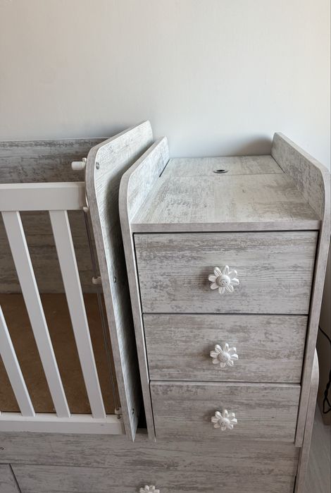 Детско трансформиращо легло, повивалник и обувки за прохождане