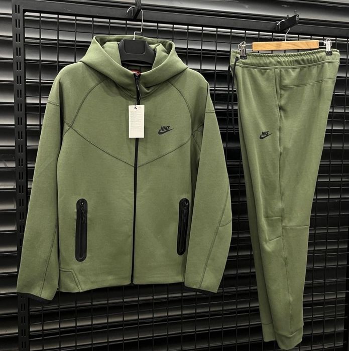 Vând compleuri tech