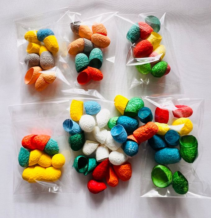 Оцветени копринени пашкули