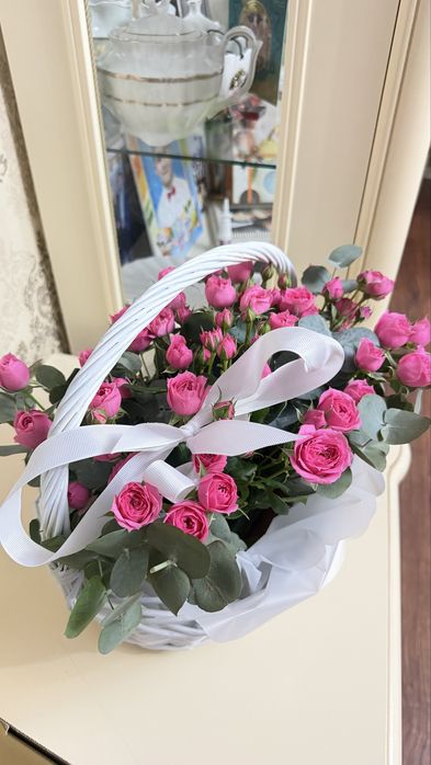 Кустовые розы в корзинке