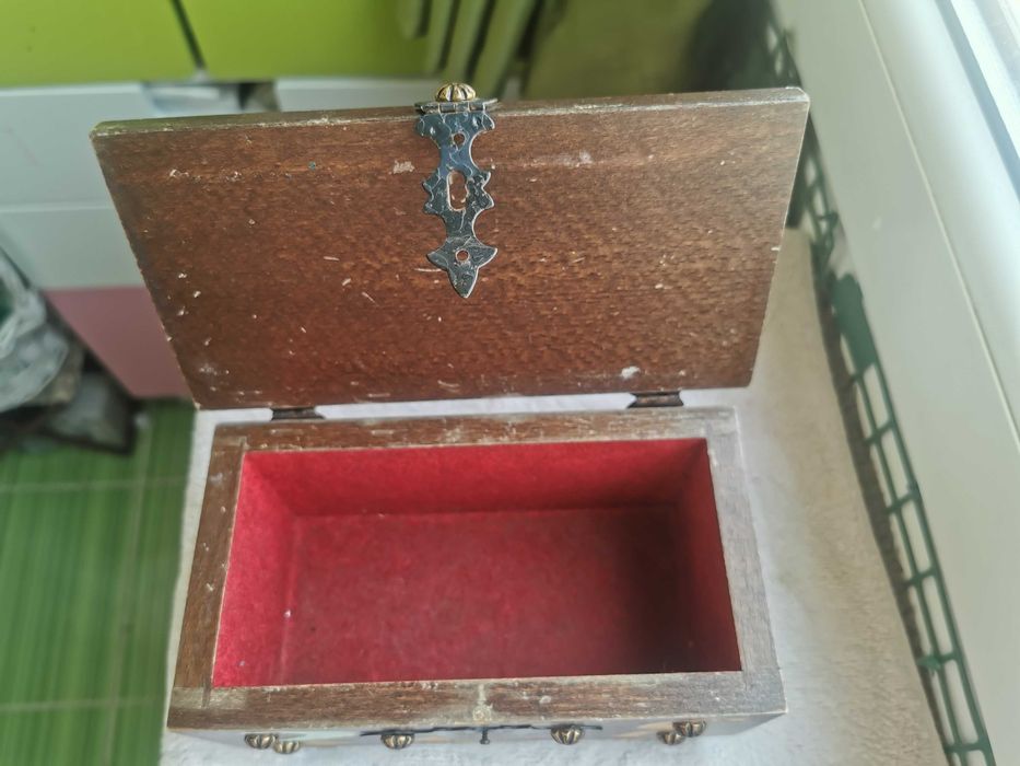 Cutie de bijuterii din lemn ,veche