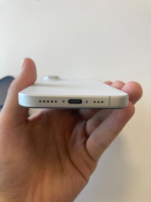 Айфон 16 в белом цвете