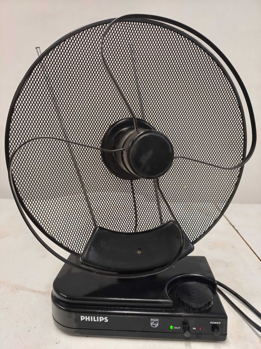 Продавам антенен усилвател разпределител Philips PHT 100 антена