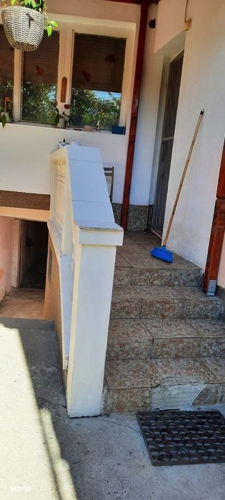 Casă cu 5 camere, garaj și pivniță