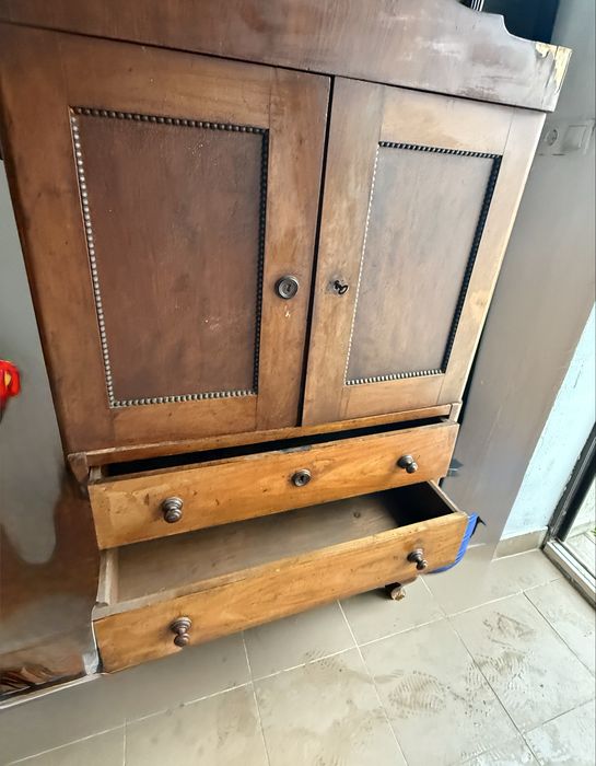 Dulap vechi din lemn .