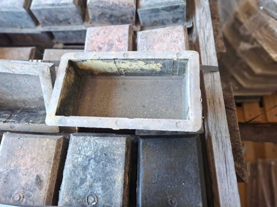 Продавам употребявани  калъпи за бетонови изделия. Цена от 0,30 евро/бр.