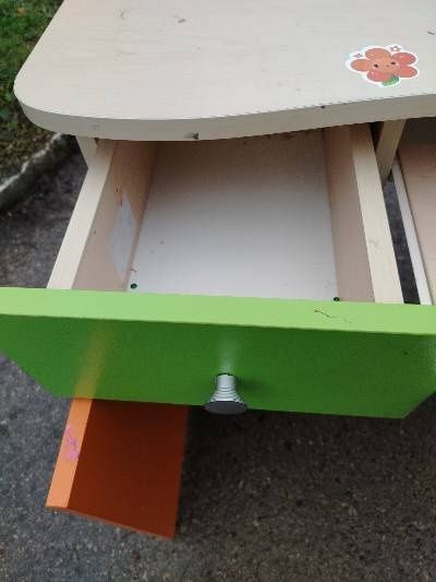 Ученическо бюро с едно чекмедже и шкаф.