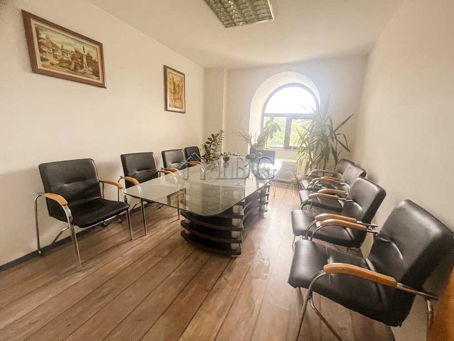 Дава се под наем Офис в Русе, Център - 220 кв.м за 850 € - Снимка #1