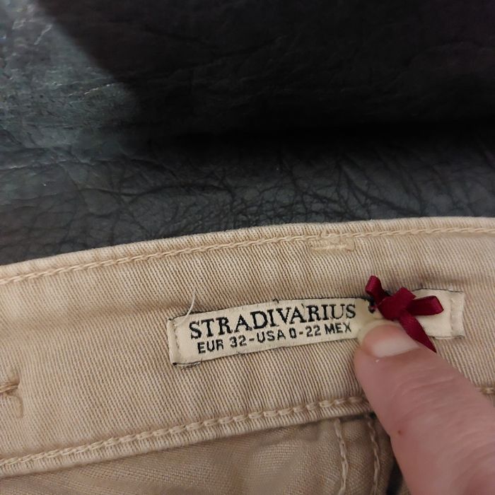 Pantaloni Stradivarius mar. 32