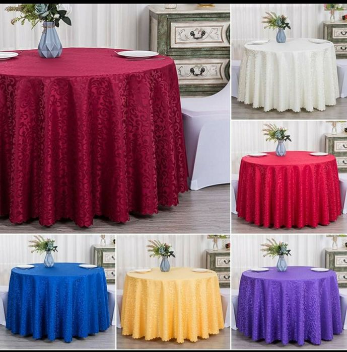 Firma vinde fete de masa din brocart