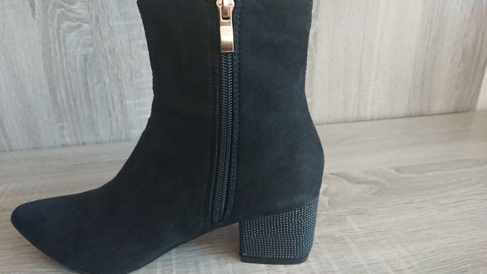 Елегантни дамски боти