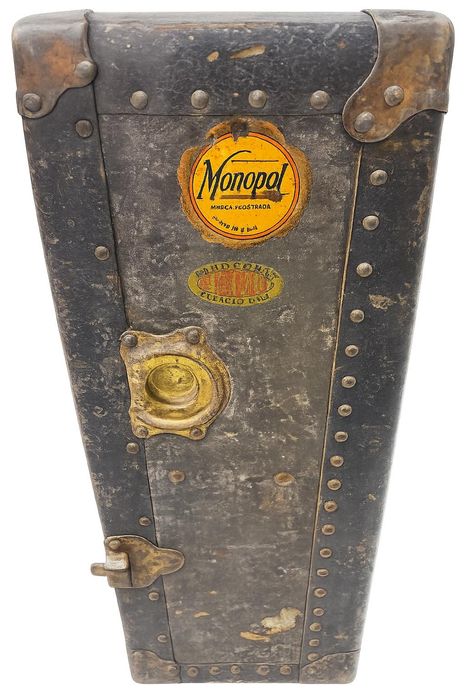 Античен гардеробен куфар