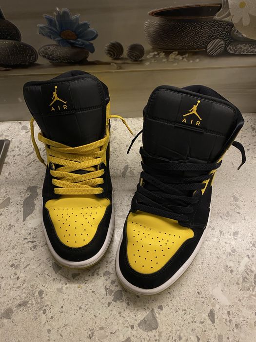 Jordan 1 mid black and yellow