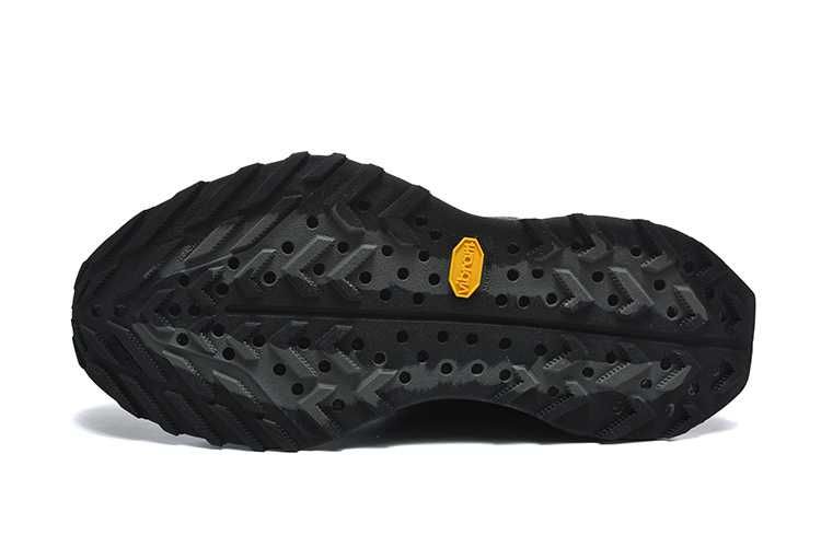 Продавам нови мъжки маратонки с кутия Nike ACG Ultrafly Trail all black