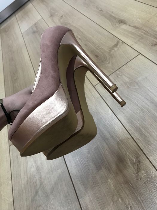 Дамски обувки на висок ток