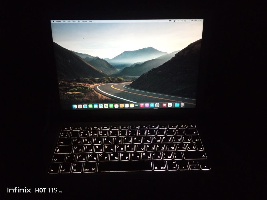 MacBook Air 13. 2017 yil. 210$