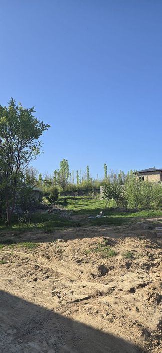 Бу́стонлик тумани Октош махаллада 12 сотик ер участкаси сотилади