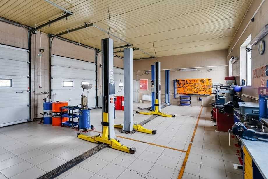 Сотрудники на СТО, шиномонтаж, геометрия.