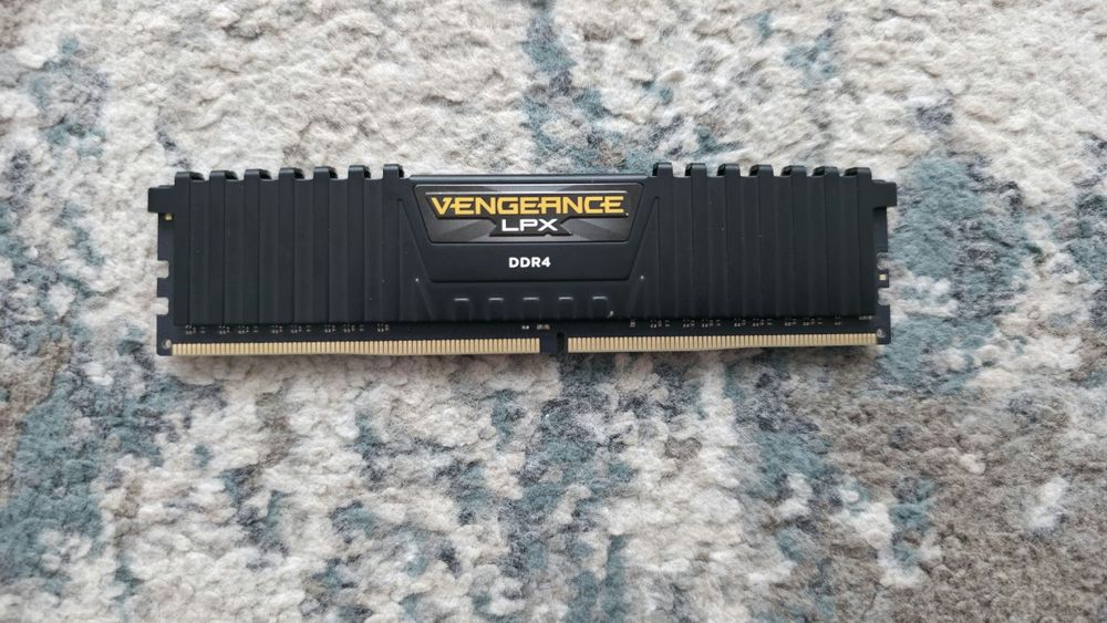 Vând memorie ram Corsair 8gb ddr4