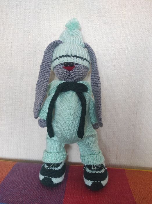 Продам вязаную игрушку Зайка
