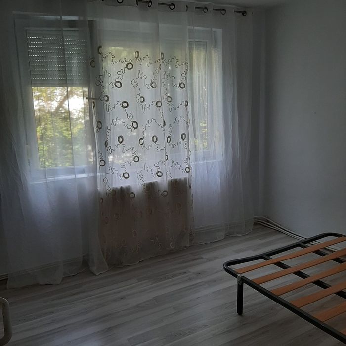 Inchiriez apartament cu 3 camere-Central