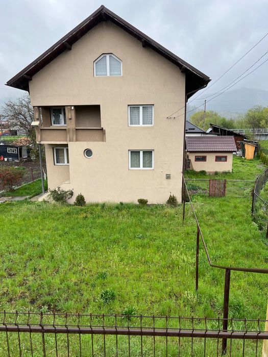 Casă de vânzare în centrul orașului Frasin