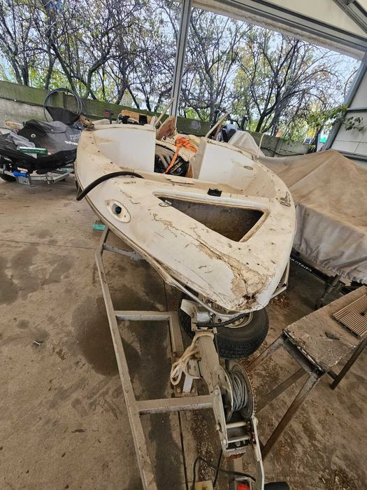 Barca cu motor- avariate