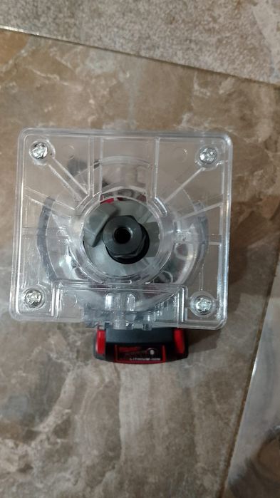 Freza pentru canturi milwaukee cu o baterie de 6A