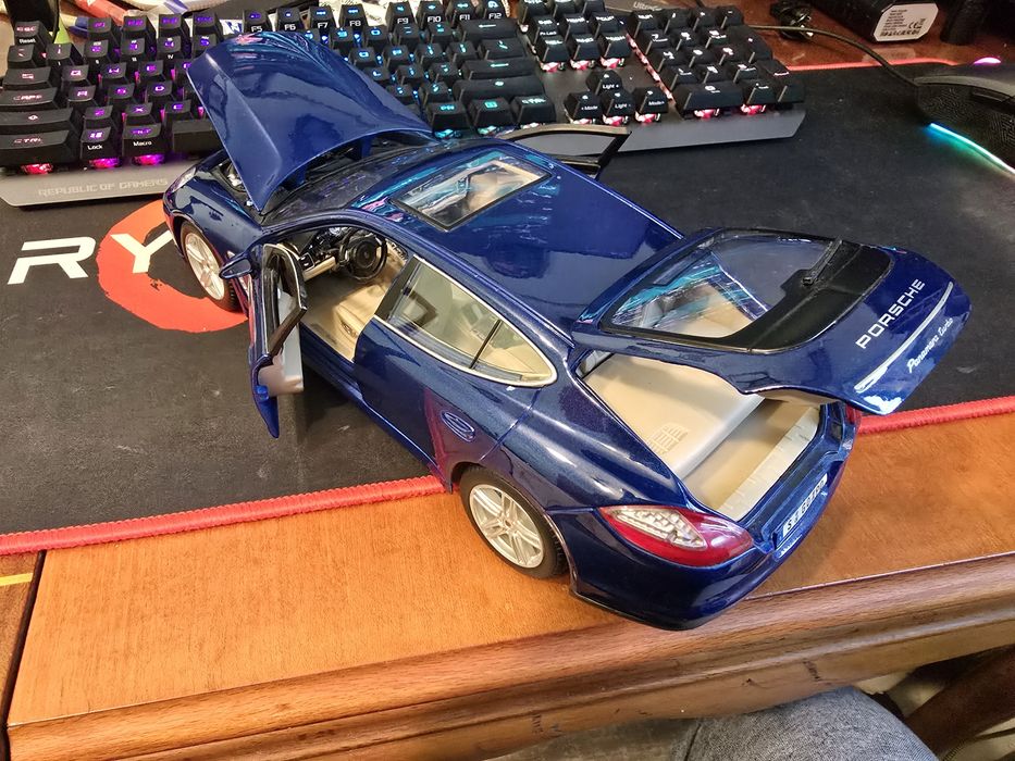 Macheta Porsche Panamera Turbo 1:18