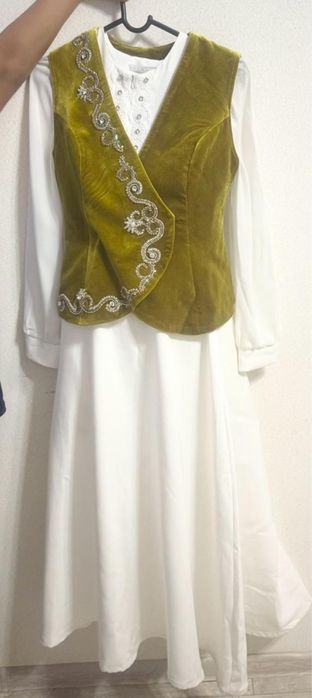 Комзол с белым платьем. Новый