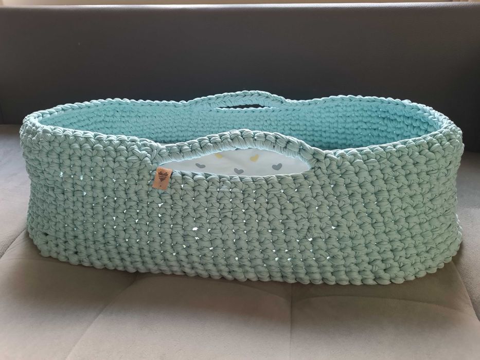 Ръчно плетено бебешко кошче