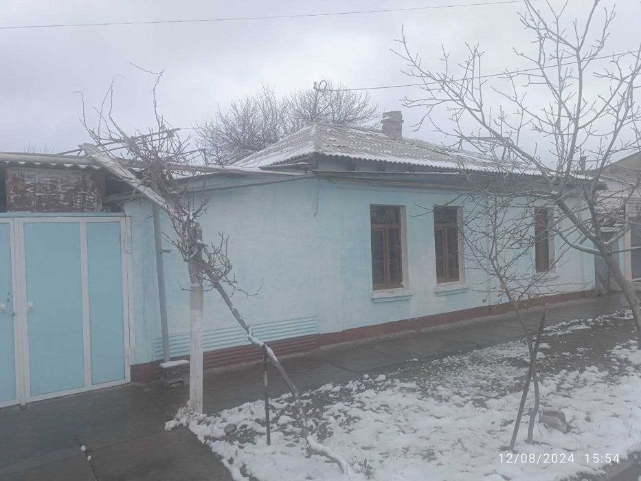 Продаётся дом ( дом на две семье)  в городе Бекабад в ЦемГородке