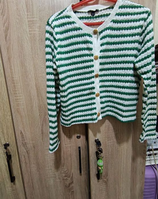 Yashil-oq rangli trikotaj kardigan — zamonaviy va qulay