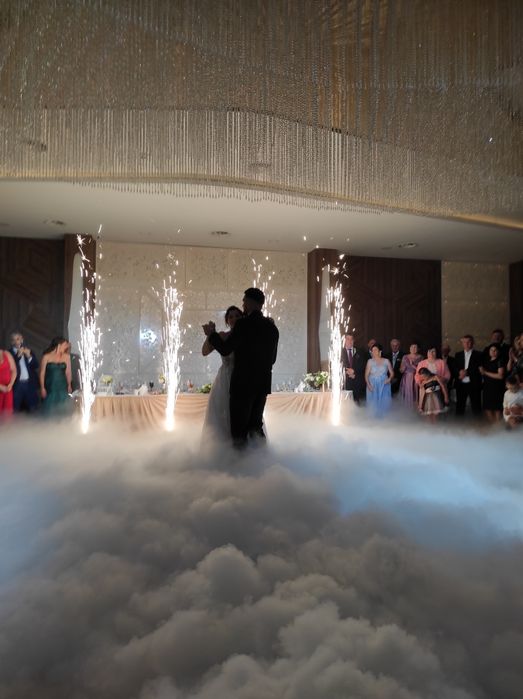 Fum greu cu gheata carbonica pentru dansul mirilor