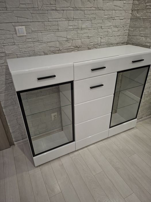 Здравейте, продавам скрин бял лак с лед осветление размери 150/40/112