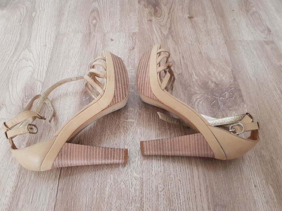 Елегантни обувки на висок ток