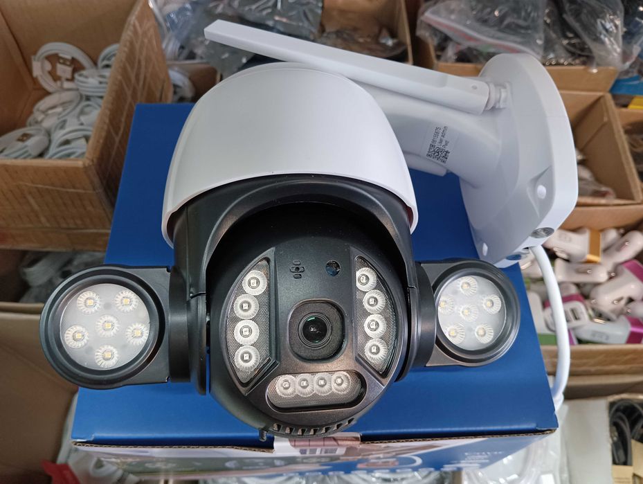 Въртяща се WiFi IP камера 5MP FULL-HD с мощни LED прожек iCSee V380pro