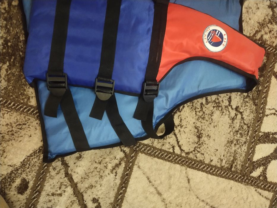 Продам спасательный жилет