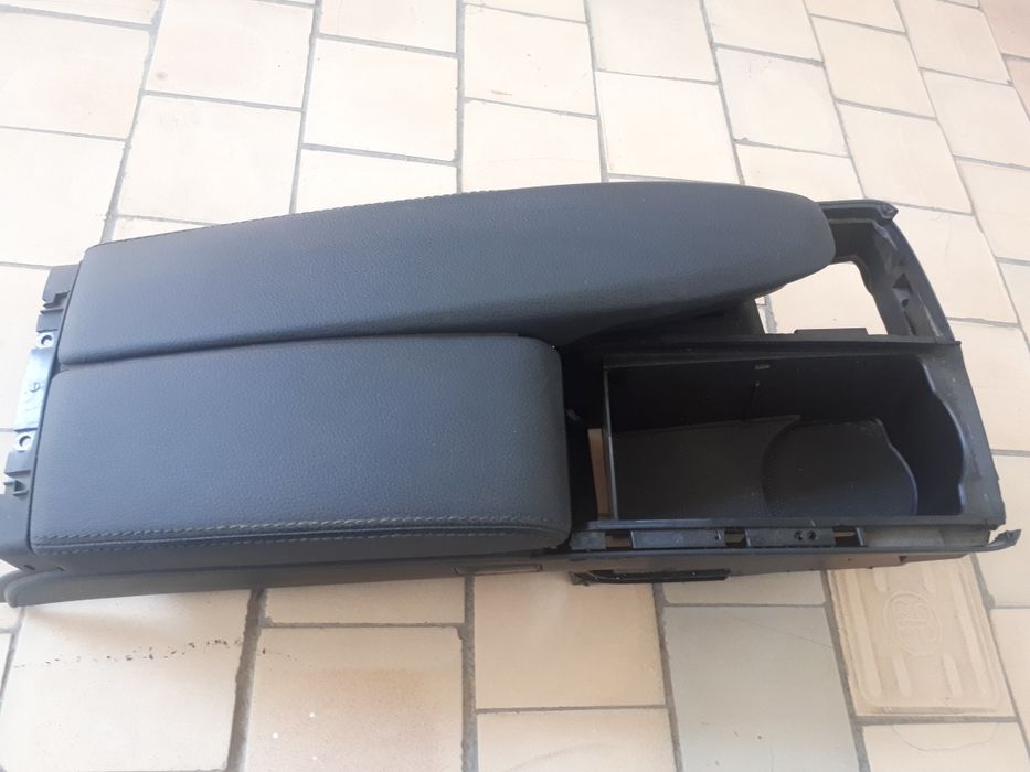 Продам верxную част кришк от бара подлокодника мерс w204 левая сторона