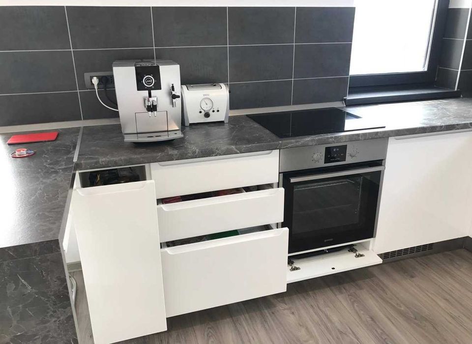 Mobila Decorama bucatarie 3.1m x 2.2m cu bar, MDF alb lucios + chiuveta compozit gratis