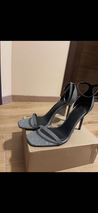 Сребърни сандали на ток Mango